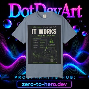 Op de afbeelding: Een leiblauw t-shirt met een grafische print met de tekst "$ git commit -m "one more fix" IT WORKS // I HAVE NO IDEA WHY". Het ontwerp bevat een systeemstatuslijst, een waarschuwingspictogram en een cartoonkat die op een stoel zit.