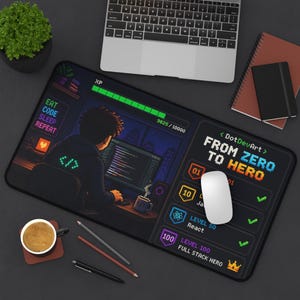 Può includere: Un tappetino da scrivania rettangolare con un design in pixel art di una persona che programma al computer. La grafica include il testo EAT CODE SLEEP REPEAT, DotDevArt FROM ZERO TO HERO e indicatori di livello per React e Full Stack Hero.