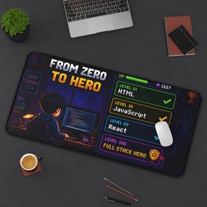 Könnte beinhalten: Eine rechteckige Schreibtischunterlage mit Pixel-Art-Grafik einer Person, die am Computer programmiert. Der Text lautet FROM ZERO TO HERO mit einer spielähnlichen Oberfläche, die Level für HTML, JavaScript, React und FULL STACK HERO anzeigt.