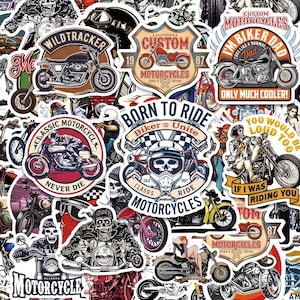 Może przedstawiać: Kolekcja naklejek o tematyce motocyklowej z różnymi wzorami, w tym zabytkowymi motocyklami, motywami czaszek i napisami takimi jak BORN TO RIDE, I'M BIKER DAD oraz CLASSIC MOTORCYCLE NEVER DIE, przedstawiona w formie gęstego, nakładającego się kolażu grafik.