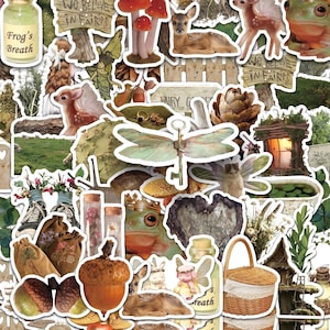 Peut inclure: Une collection d'autocollants représentant des images de forêt et de fantaisie, incluant une clé libellule, une grenouille, un faon, des champignons, des glands, un panier en osier, une maison de fée et des flacons étiquetés Frog's Breath.