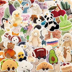 Peut inclure: Une collection de peluches représentant divers personnages, dont un poussin jaune, un panda, un agneau, un ballon de football, un taco, un avocat, un croissant, un gâteau d'anniversaire, un pingouin, un bonhomme de neige et une cerise.