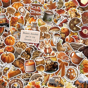 Op de afbeelding: Een verzameling herfststickers met pompoenen, teddyberen, eekhoorns, egels, paddenstoelen, wafels, mokken en een wegwijzer. Een rechthoekige sticker bevat de tekst: Besides chocolate you're my favorite. :)