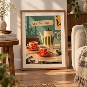 Peut inclure: Une impression d'art encadrée représentant une théière crème à motifs de feuilles vertes et deux tasses assorties à motifs floraux orange sur soucoupes. L'image affiche le texte Tea for two... sur un fond sarcelle posé sur une table.