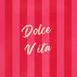 Könnte beinhalten: Ein rechteckiger Druck mit einem vertikalen Streifenmuster in abwechselnden Schattierungen von hellem Pink und Dunkelrot. Zentriert auf dem Design befindet sich der Text "Dolce Vita" in einer cremefarbenen, kursiven Schrift.