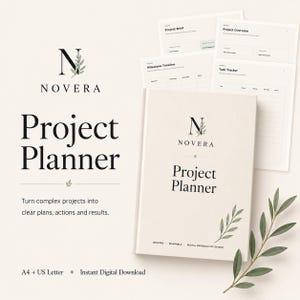 Può includere: Un pianificatore di progetti Novera con copertina beige, logo N nero e illustrazione di una foglia. Il testo recita Project Planner, Undated, Printable, Digital Productivity System. Include pagine per briefing di progetto, panoramica e attività.