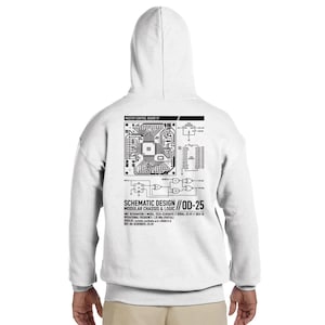 Könnte beinhalten: Ein weißer Kapuzenpullover mit einem schwarzen Grafikdruck auf der Rückseite. Das Design zeigt ein technisches Schaltplandiagramm, Logikgatter und Text, einschließlich MASTER CONTROL BOARD SY, SCHEMATIC DESIGN // OD-25 und technischer Daten.