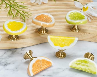 Schrankknöpfe in Form von Obstscheiben aus Keramik | Messingsockel, Küchenbeschläge in Zitrusoptik
