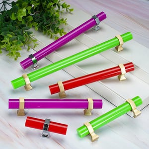 Acryl-Schubladengriffe | Farbenfrohe Schrankgriffe, individueller Lochabstand, Griffe aus rotem, grünem und violettem Acrylglas