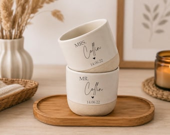 Set di tazze personalizzate "Mr. and Mrs.", regalo di nozze inciso, con vassoio, in ceramica artigianale, formato latte da 180 ml.