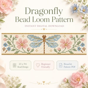 Könnte beinhalten: Ein digitales Perlenwebmuster mit einer zentralen Libelle mit blauen Flügeln und braunem Körper, flankiert von rosa und blauen Blumen auf cremefarbenem Grund. Der Text lautet Dragonfly Bead Loom Pattern, 23 x 94 Bead Design, Beginner Friendly und Bracelet Pattern PDF.