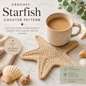 Peut inclure: Un dessous de verre en crochet beige en forme d'étoile de mer à cinq branches avec un motif circulaire central. Le dessous de verre est placé sous une tasse en céramique remplie de café. Le texte indique Crochet Starfish Coaster Pattern, Easy & Beginner Friendly, et Instant PDF Download.