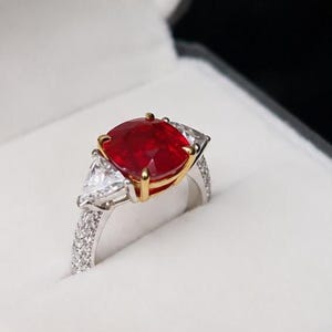 14k vitguldsring med rubin, kuddslipad ädelsten, diamantaccent (5,00 ct)