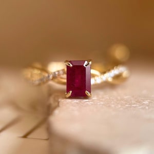 5,00 ct smaragdslipad rubinring, 14k gult guld, diamantaccent, vintageinspirerad
