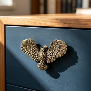 Tirador de puerta de búho de latón macizo, tirador de armario de búho vintage hecho a mano, pomo de cajón con forma de ave sabia, herrajes para muebles inspirados en la naturaleza.