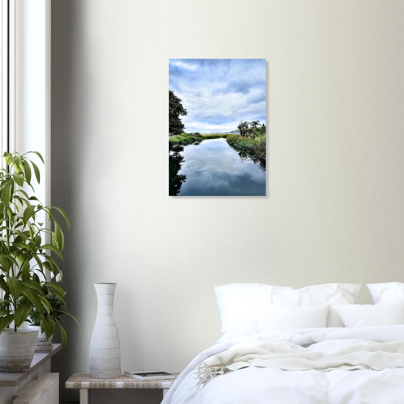 Poster met een vredig vijverlandschap: sereen water en een bewolkte lucht. afbeelding 3