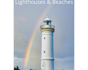 Op de afbeelding: Een wandkalender voor 2027 met de titel Lighthouses & Beaches, voorzien van een witte vuurtoren tegen een bewolkte lucht met een opvallende regenboog. De afbeelding toont een wit hek aan de voet en enkele kleine figuren bij het bouwwerk.