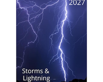 Op de afbeelding: Een wandkalender voor 2027 met een donkerblauwe nachtelijke hemel verlicht door een heldere witte bliksemschicht. De tekst 2027 staat in de rechterbovenhoek en de woorden Storms & Lightning staan in de linkerbenedenhoek gedrukt.