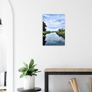 Poster met een vredig vijverlandschap: sereen water en een bewolkte lucht. afbeelding 2