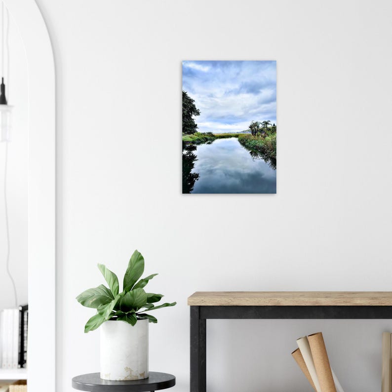 Poster met een vredig vijverlandschap: sereen water en een bewolkte lucht. afbeelding 2