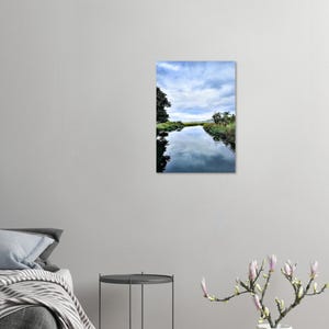 Poster met een vredig vijverlandschap: sereen water en een bewolkte lucht. afbeelding 5