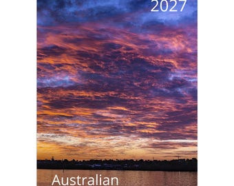 Peut inclure: Un calendrier mural 2027 présentant une photographie d'un coucher de soleil australien au-dessus d'un plan d'eau. Le ciel est rempli de nuages orange, violets et bleus vibrants. Le texte 2027 est en haut à droite et Australian Sunsets en bas.