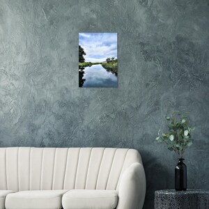 Poster met een vredig vijverlandschap: sereen water en een bewolkte lucht. afbeelding 4