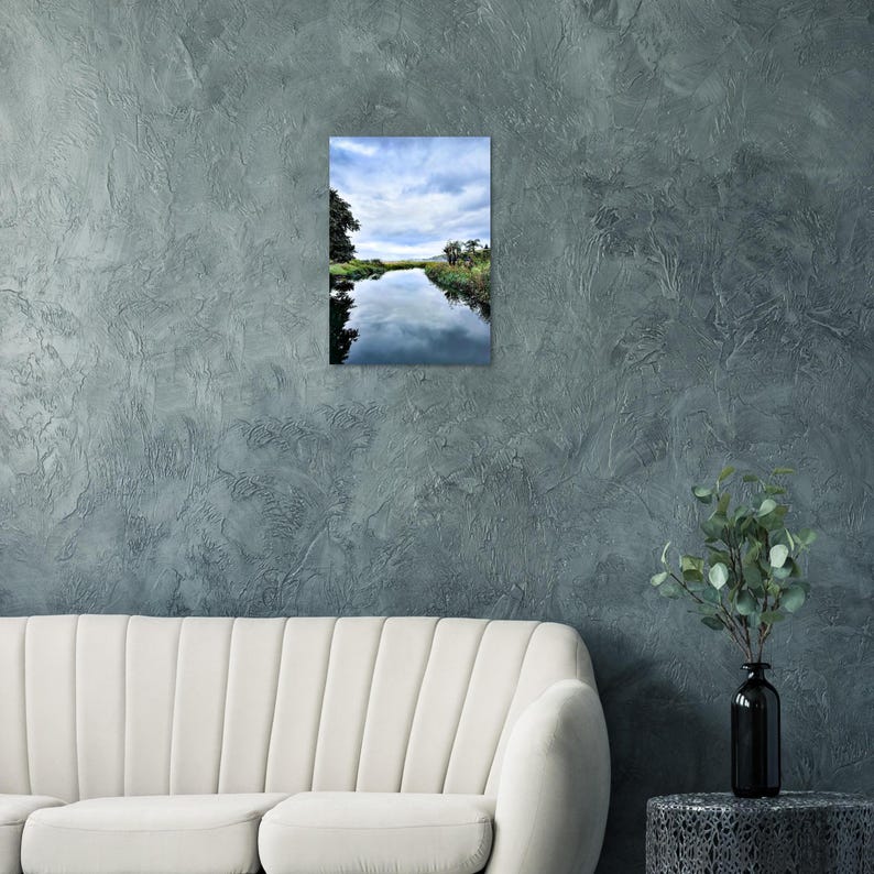 Poster met een vredig vijverlandschap: sereen water en een bewolkte lucht. afbeelding 4
