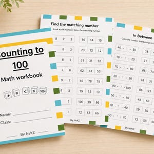 Op de afbeelding: Een Counting to 100 wiskunde-werkboek met een witte kaft voorzien van blauwe, gele en groene rechthoekige accenten. Het werkboek bevat pagina's met wiskundeoefeningen getiteld Find the matching number en In Between, samen met een houten potlood.