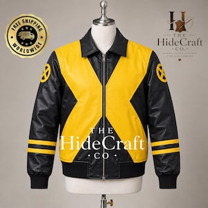 Può includere: Una giacca in pelle nera e gialla caratterizzata da un design a forma di X sul davanti, una cerniera frontale, un colletto standard e polsini a coste. Le maniche presentano loghi circolari gialli a forma di X e due strisce gialle orizzontali.