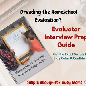 以下が含まれることがあります： 「Homeschool Evaluator Interview Prep Guide」というタイトルのスパイラル綴じガイド。表紙には、ホワイトボードで子供の算数を手伝う人物の写真が掲載されています。テキストには「Dreading the Homeschool Evaluation? Evaluator Interview Prep Guide, Get the Exact Scripts to Stay Calm & Confident, Simple enough for busy Moms」と書かれています。