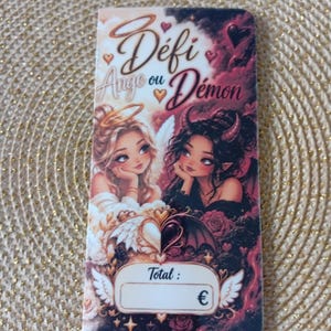 Peut inclure: Une carte rectangulaire avec le texte Défi Ange ou Démon illustrée par un ange blond à gauche et un démon aux cheveux sombres à droite. La partie inférieure comporte un encadré Total avec un symbole euro et des motifs d'ailes.