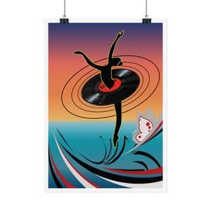 Può includere: Un poster verticale che mostra la sagoma nera di una persona che danza con un disco in vinile come tutù. Lo sfondo sfuma dal blu scuro all'arancione sopra una base color ottanio con onde stilizzate nere, bianche e rosse e una farfalla.