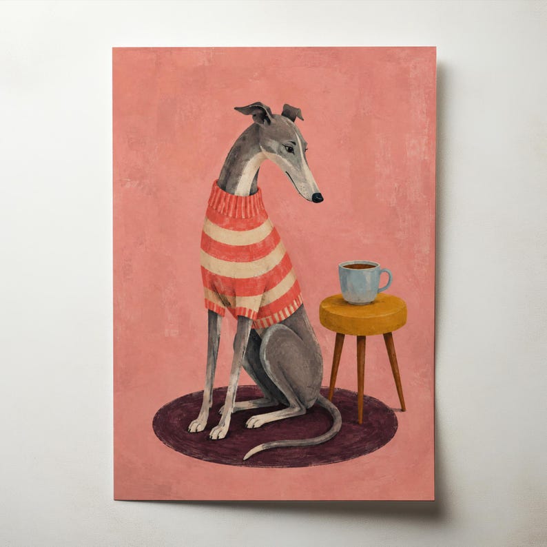 Puede incluir: Un galgo con un su&eacute;ter de rayas rojas y blancas est&aacute; sentado sobre una alfombra circular de color morado oscuro. Junto al perro hay un peque&ntilde;o taburete amarillo de tres patas con una taza azul claro que contiene una bebida oscura sobre un fondo rosa.