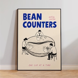 Op de afbeelding: Een ingelijste poster op een crèmekleurige achtergrond met een zwarte inktillustratie van drie mensen die rond een tafel in de vorm van een koffieboon zitten. De tekst luidt BEAN COUNTERS, working overtime en ONE CUP AT A TIME in blauw en roze.