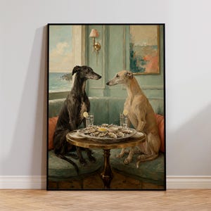 Puede incluir: Una lámina de arte enmarcada que muestra a un galgo negro y a un galgo beige sentados en un banco curvo de color verde azulado ante una mesa redonda. Entre ellos hay una bandeja de plata con ostras y dos vasos de agua con rodajas de limón.