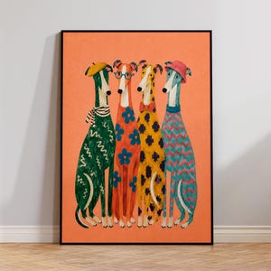 Puede incluir: Una lámina de arte enmarcada que muestra cuatro galgos de pie uno al lado del otro sobre un fondo naranja sólido. Cada perro lleva ropa colorida, incluyendo una boina, gafas, una pajarita y un sombrero rosa, con atuendos estampados.