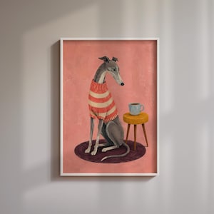 Puede incluir: Una l&aacute;mina enmarcada que muestra a un galgo con un su&eacute;ter de rayas rojas y blancas. El perro est&aacute; sentado sobre una alfombra circular de color morado oscuro junto a un peque&ntilde;o taburete amarillo con una taza azul claro, sobre fondo rosa.