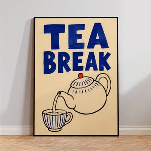 Può includere: Una stampa artistica da parete incorniciata su sfondo beige chiaro con il testo blu in grassetto TEA BREAK. Sotto il testo c'è un disegno al tratto di una teiera bianca con un pomello rosso sul coperchio, che versa liquido in una tazza bianca abbinata a righe blu.