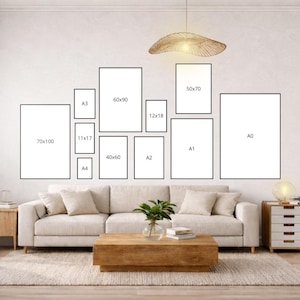 Puede incluir: Una disposici&oacute;n de galer&iacute;a de pared con once marcos rectangulares de varios tama&ntilde;os, etiquetados con dimensiones como 70x100, A3, 11x17, 60x90, 12x18, 40x60, A2, 50x70, A1 y A0, sobre un sof&aacute; beige con una mesa de centro de madera y una l&aacute;mpara colgante.