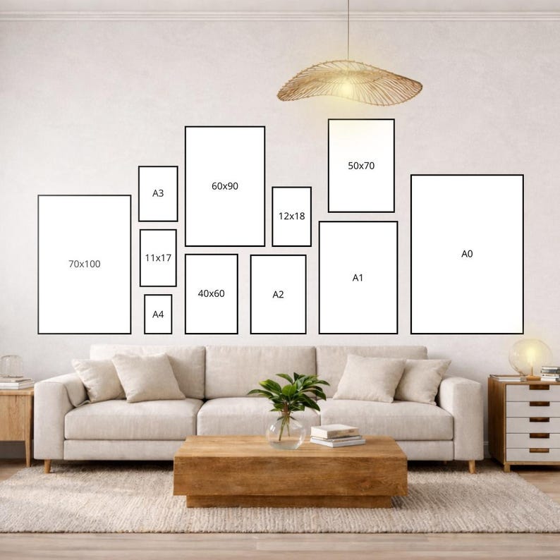 Puede incluir: Una disposici&oacute;n de galer&iacute;a de pared con once marcos rectangulares de varios tama&ntilde;os, etiquetados con dimensiones como 70x100, A3, 11x17, 60x90, 12x18, 40x60, A2, 50x70, A1 y A0, sobre un sof&aacute; beige con una mesa de centro de madera y una l&aacute;mpara colgante.
