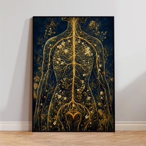 Op de afbeelding: Een verticale rechthoekige wandkunstprint met een donkerblauwe achtergrond en een gouden silhouet van een menselijke romp. De interne structuur bestaat uit ingewikkelde gouden takken en kleine witte bloemen die lijken op een zenuwstelsel.