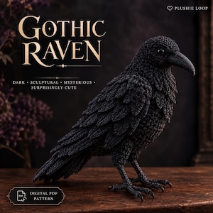 Może przedstawiać: Czarna szydełkowana figurka kruka ze szczegółową fakturą piór, spiczastym dziobem i ciemnymi oczami. Obraz zawiera tekst GOTHIC RAVEN, DARK SCULPTURAL MYSTERIOUS SURPRISINGLY CUTE, PLUSHIE LOOP oraz DIGITAL PDF PATTERN.