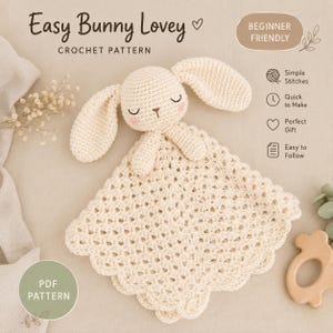 Op de afbeelding: Een crèmekleurig gehaakt konijnenknuffeldoekje met lange oren, gesloten ogen en roze wangen. De tekst luidt Easy Bunny Lovey, Crochet Pattern, Beginner Friendly, Simple Stitches, Quick to Make, Perfect Gift, Easy to Follow en PDF Pattern.