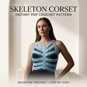 Pode incluir: Um top tipo espartilho de crochê azul claro com um design de caixa torácica. O texto SKELETON CORSET INSTANT PDF CROCHET PATTERN e BEGINNER-FRIENDLY STEP-BY-STEP é exibido. A peça é usada sobre uma camada base preta sólida.