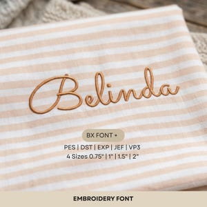 Op de afbeelding: Een beige en wit gestreepte stof met de geborduurde naam Belinda in een bruin cursief lettertype. De tekst eronder vermeldt BX FONT, bestandsformaten PES, DST, EXP, JEF, VP3 en vier maten: 1,9 cm, 2,5 cm, 3,8 cm en 5,1 cm voor dit borduurfont.