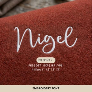 Puede incluir: Un diseño de bordado digital con el nombre Nigel en una fuente cursiva blanca sobre un fondo texturizado de color óxido. El texto incluye BX FONT + PES | DST | EXP | JEF | VP3 y 4 Sizes 2,5 cm | 3,8 cm | 5 cm | 7,6 cm con EMBROIDERY FONT.