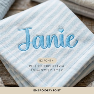 Könnte beinhalten: Ein hellblau-weiß gestreifter Stoff mit dem gestickten Namen Janie in blauer Schreibschrift und einem kleinen Herz über dem i. Der Text enthält BX FONT + PES | DST | EXP | JEF | VP3 und 4 Größen: 1,9 cm | 2,5 cm | 3,8 cm | 5,1 cm.