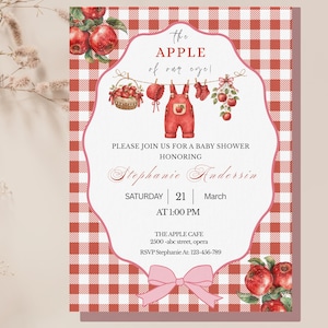 Könnte beinhalten: Eine Babyparty-Einladung mit rot-weißem Vichy-Karo-Hintergrund. In der Mitte befindet sich ein weißer, geschwungener Rahmen mit dem roten Text The APPLE of our eye, Babykleidung auf einer Wäscheleine und den Veranstaltungsdetails für Stephanie Andersin.