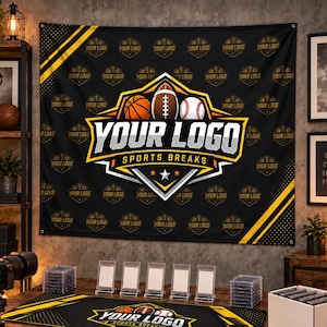 Op de afbeelding: Een zwarte en gele sportachtergrond en bijpassende bureauonderlegger met een centraal embleem van een basketbal, football en honkbal. De tekst YOUR LOGO SPORTS BREAKS staat in dikke witte letters, omringd door een herhalend YOUR LOGO patroon.